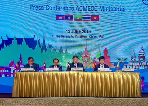 Thứ trưởng Bộ VHTTDL Việt Nam, ông Lê Quang Tùng (ngoài cùng bên phải) tham dự họp báo cấp Bộ trưởng ACMECS. Ảnh: Trịnh Quốc Anh